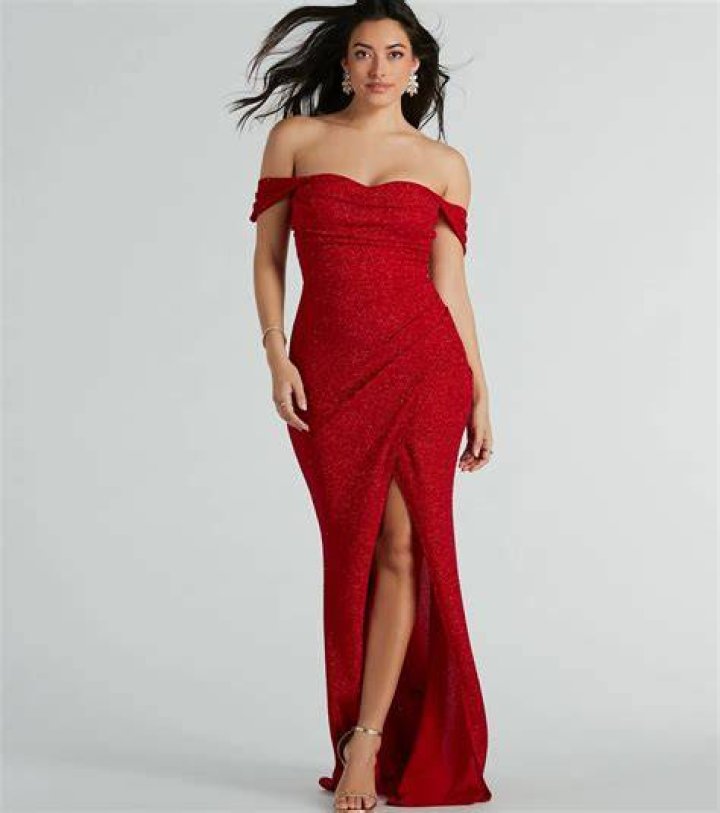 Clothing, Dress, Shoulder, Red, Joint, High heels, Style, Formal wear, Eyelash, Premiere, 