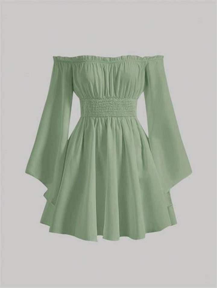 Clothing, Green, Sleeve, Shoulder, Human leg, Standing, Joint, Bag, Style, Waist, 