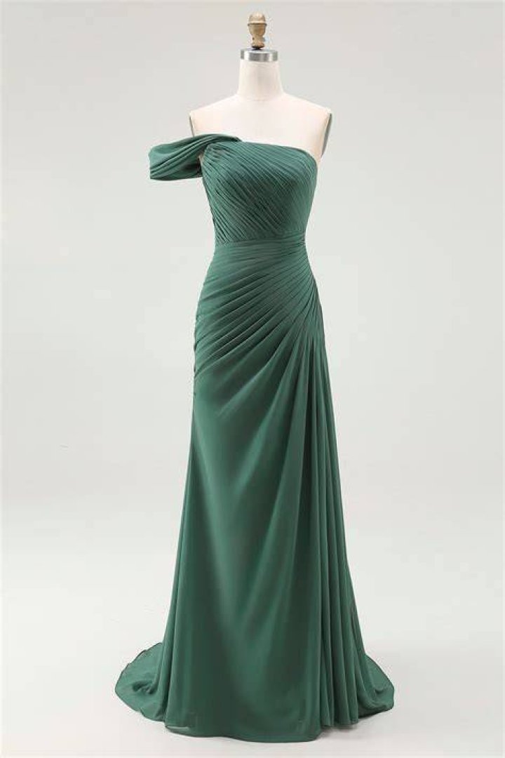 Dress, Green, Shoulder, Joint, Formal wear, Style, Flooring, One-piece garment, Fashion, Carpet, 