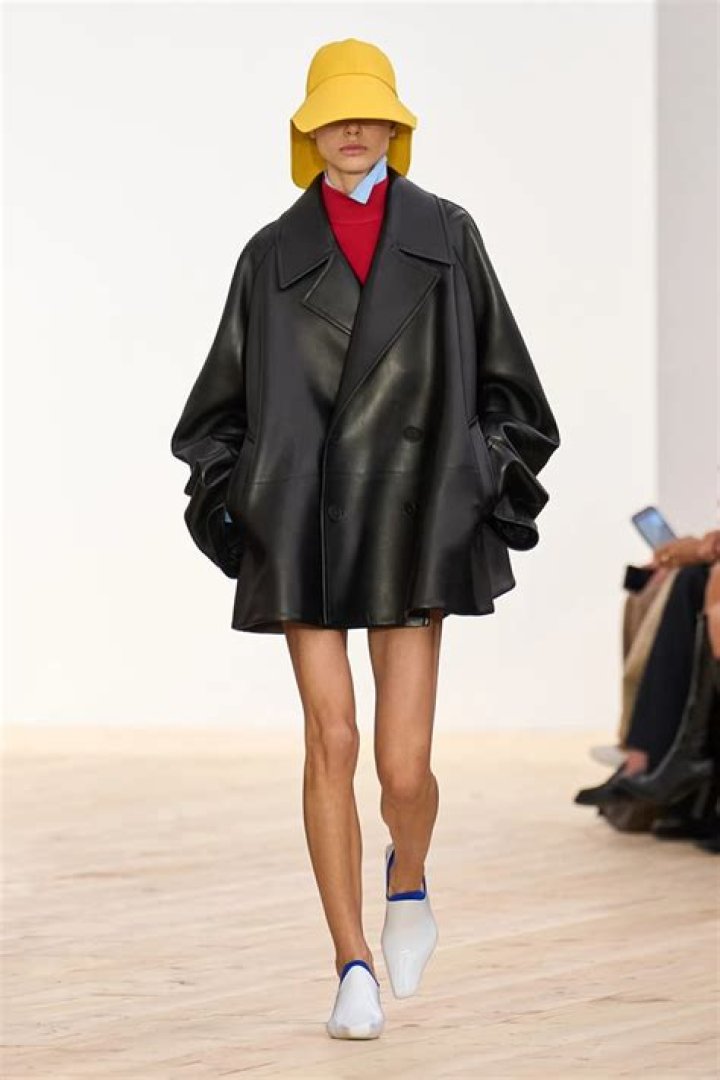 Loewe aw19 show in paris - pink hat