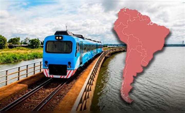 Maelong Railway, Tailandia <p>Es un tren que conecta Wongwian Yai (Bangkok) y Samut Songkhram, con un recorrido de 67 km. Pero lo que le ha hecho famoso es que atraviesa más o menos durante 1.000 metros uno de los mercados de pescado marisco más conocidos del país, situado a una hora de Bangkok. Cuando el tren se aproxima (unas seis veces al día), todos los tenderos apartan sus puestos y mercancías, y se retiran a un lado, para que pase. </p>