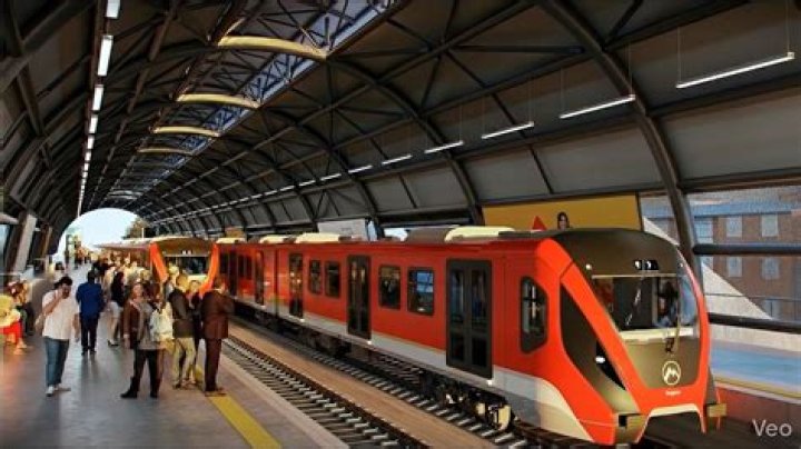 Hiram Bingham, Perú <p>Este tren recibe el nombre del explorador estadounidense que 'redescubrió' las ruinas de Macchu Picchu, final de trayecto. El recorrido, con salidas diarias, sale de Cusco y atraviesa eel Valle Sagrado de Urubamba. Permítete el lujo de disfrutar de los impresionantes paisajes desde unos impresionantes vagones decorados al estilo de los años 20 y no te pierdas también el viaje culinario a bordo, un auténtico festín de cuatro platos inspirado en la cocina andina.</p>