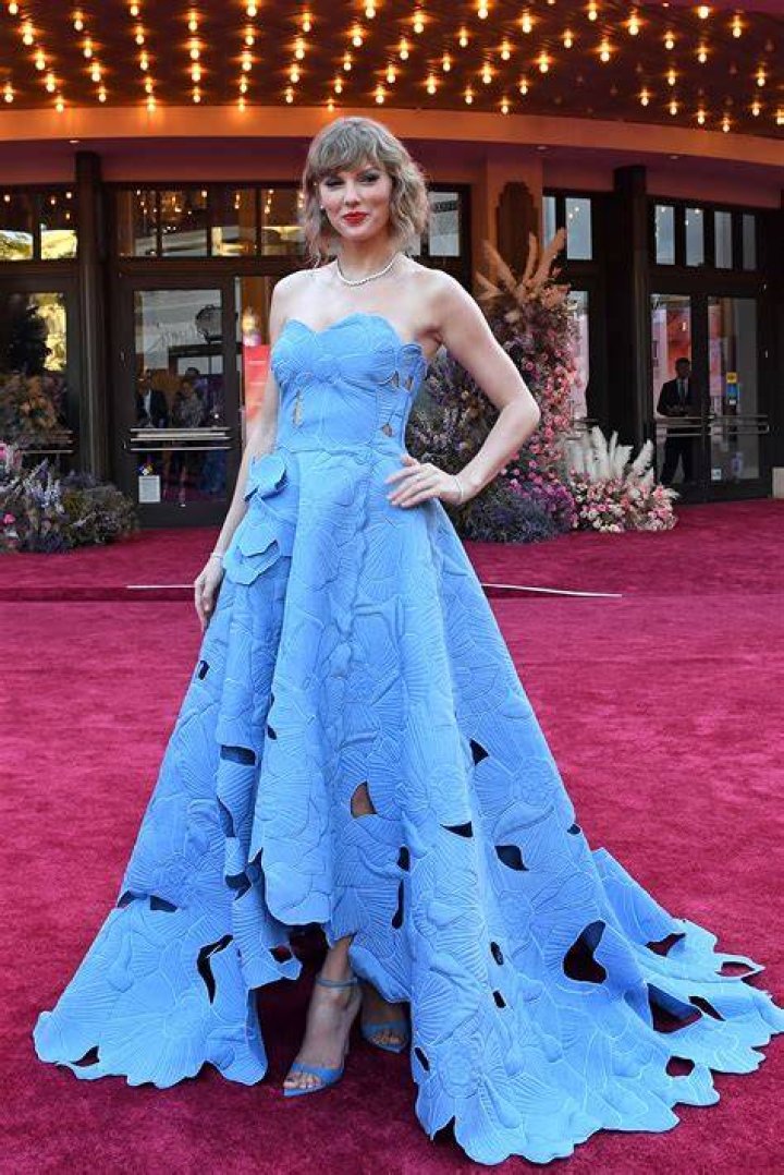 Red, Clothing, Premiere, Dress, Carpet, Fun, Red carpet, Cocktail dress, Flooring, Fashion design, 