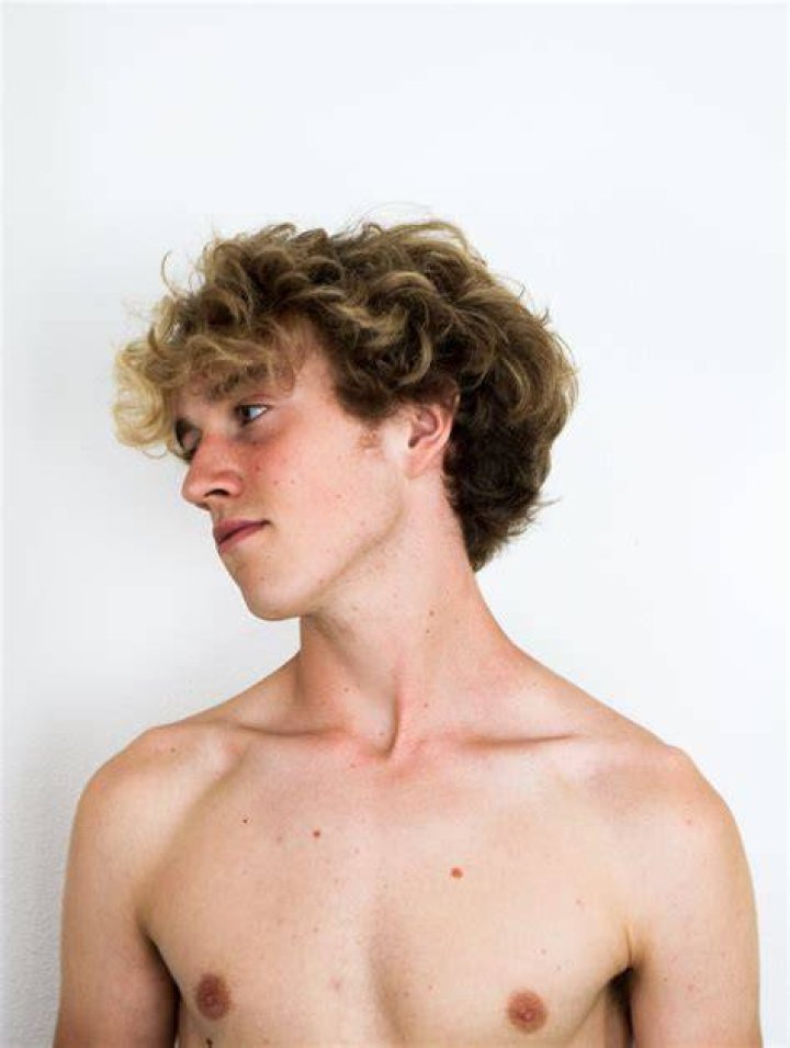 Shoulder, Barechested, Chest, Jaw, Muscle, Neck, Trunk, Electric blue, Abdomen, Goggles, 