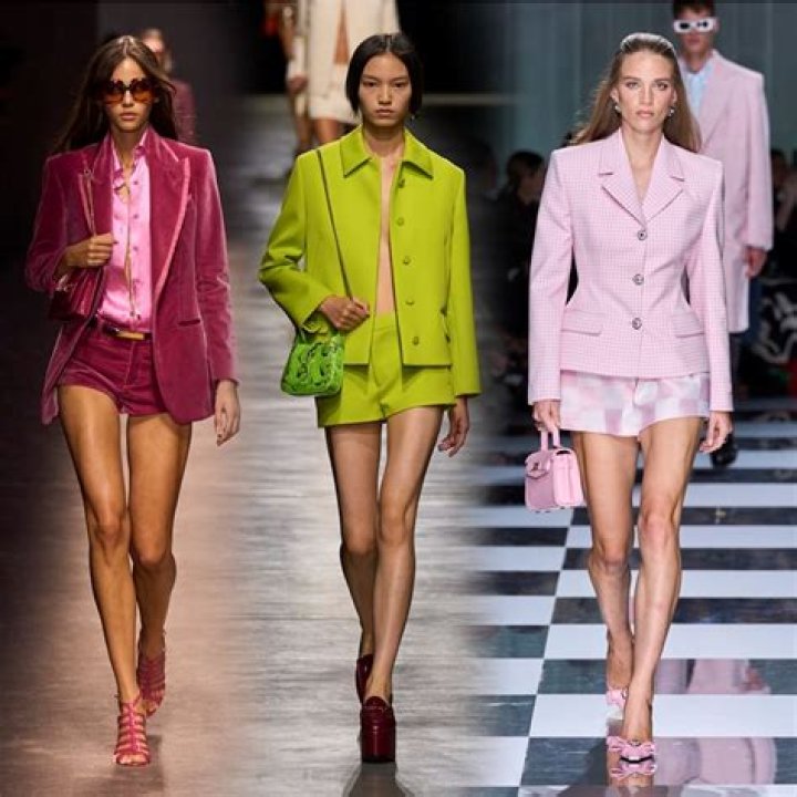 Versace Primavera Estate 2024, tendenze, moda, il colore del ghiaccio versace primavera estate 2024, tendenze, moda, il colore del ghiaccio